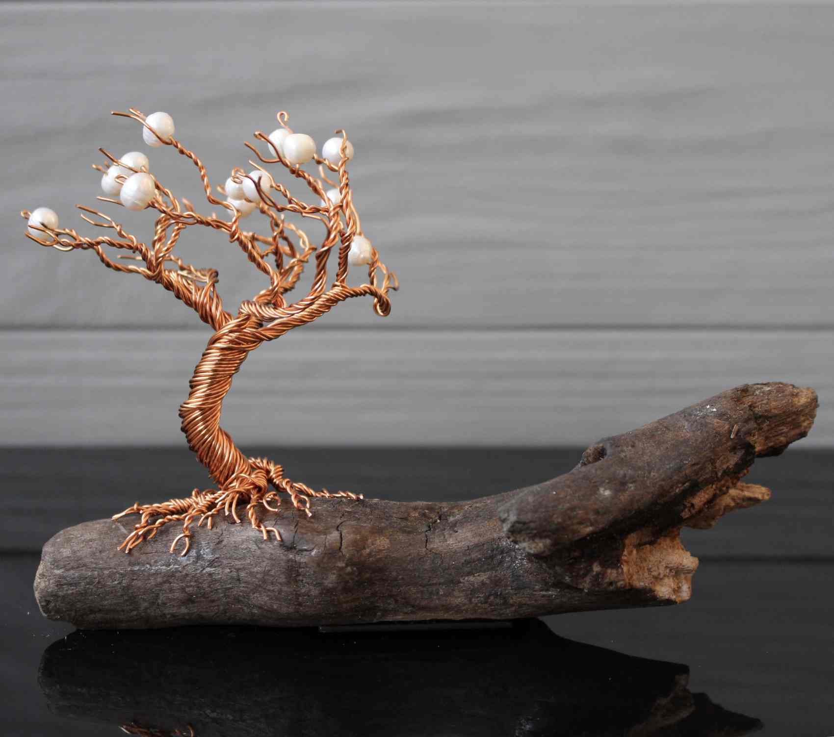 Kunst-Skulptur - Flying Pearls – Baum aus Kupferdraht mit Frischwasserperlen-Früchten