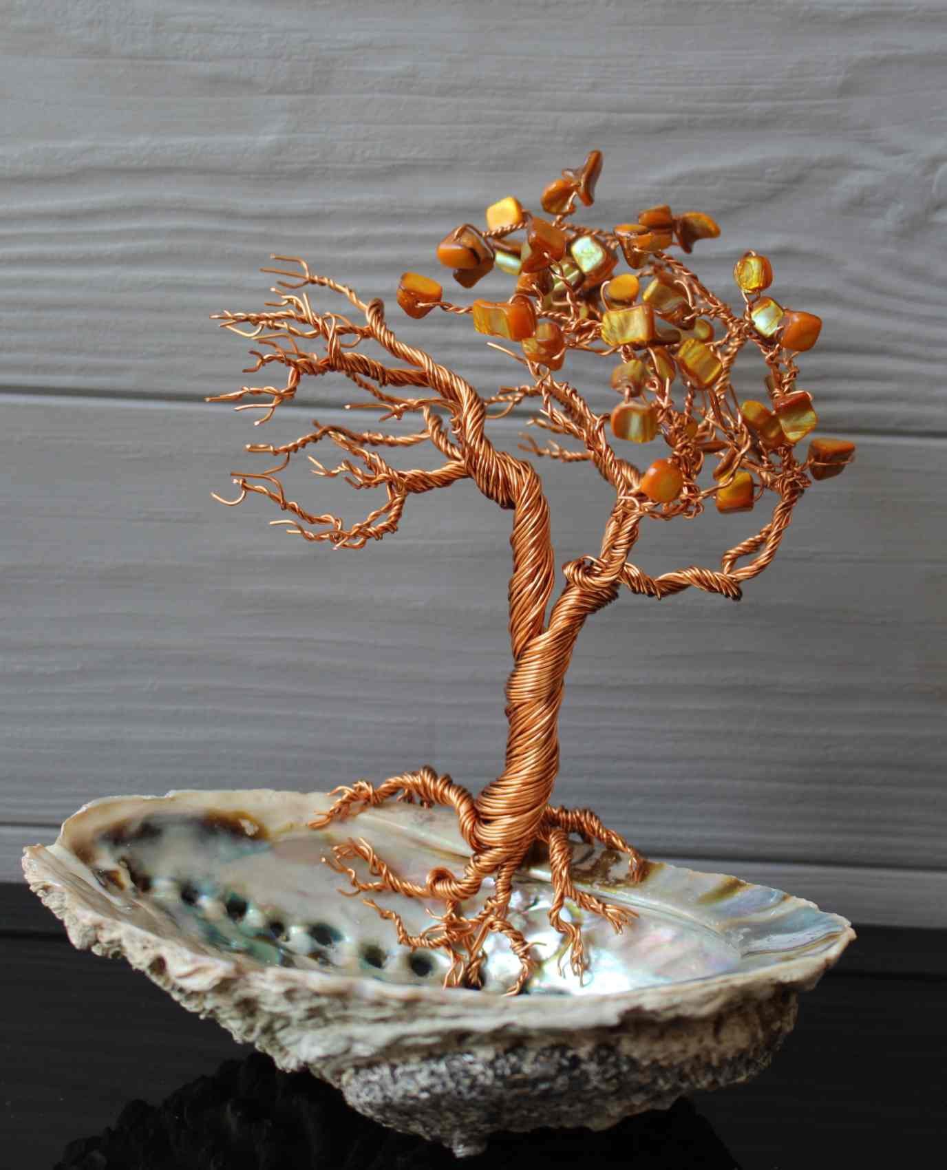Kunst-Skulptur - Light Shell - Kupferdraht-Baum in einer Muschel verwurzelt, mit Perlmutt Steinen