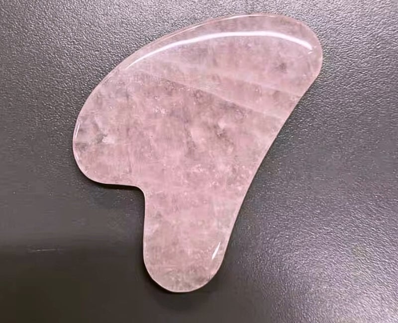 Gua Sha Massagestein für Gesicht und Körper – Wohlbefinden und Anti-Aging nach TCM - Rosenquarz