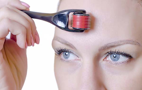 Häufigkeit Microneedling Anwendung Microneedling Anwendung auf der Stirn